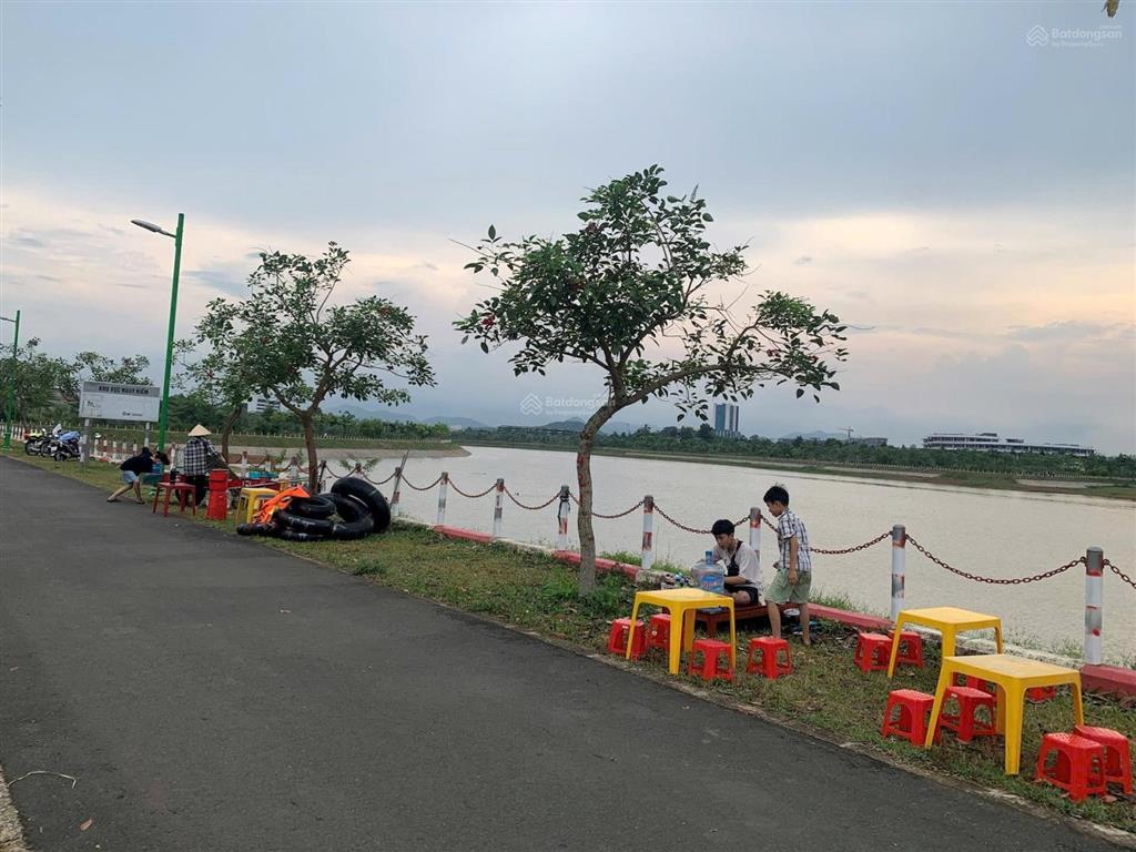 Gđ a trai cần tiền bán 101m đất bám hồ tại thôn 6 xã hòa lạc, đường ô tô tránh, hạ tầng đẹp, sẵn sổ