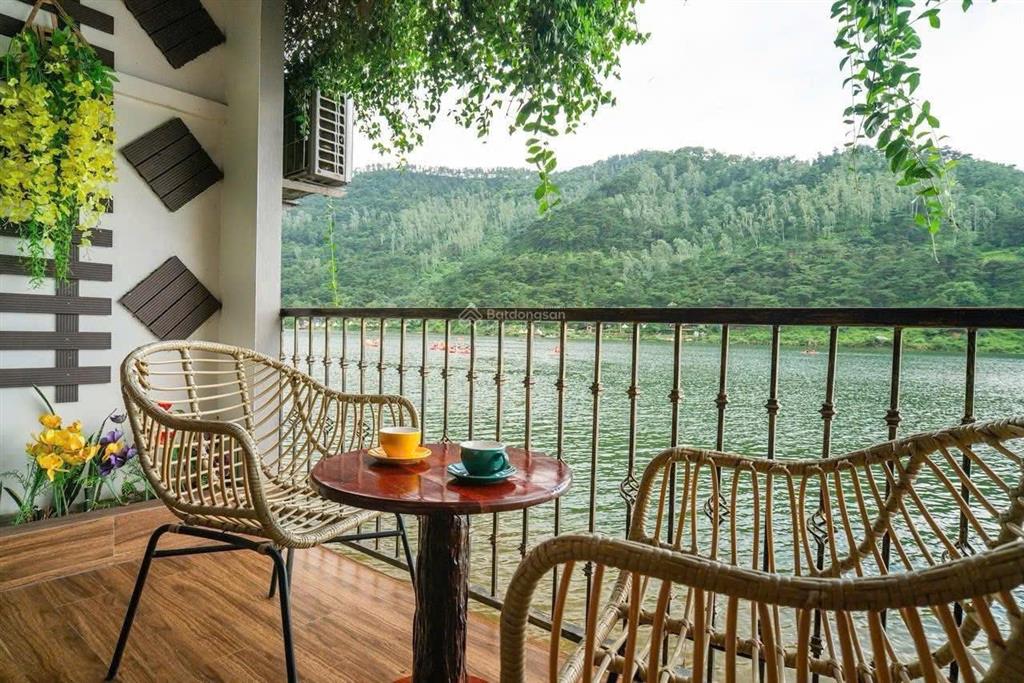 Gđ a trai cần tiền bán 101m đất bám hồ tại thôn 6 xã hòa lạc, đường ô tô tránh, hạ tầng đẹp, sẵn sổ
