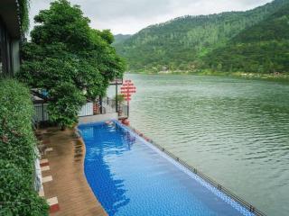 Gđ a trai cần tiền bán 101m đất bám hồ tại thôn 6 xã hòa lạc, đường ô tô tránh, hạ tầng đẹp, sẵn sổ