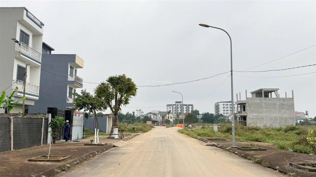 Gia đình cần bán 96m full thổ cư, sẵn sổ, quy hoạch đất ở vị trí đối diện học viện tài chính, fpt