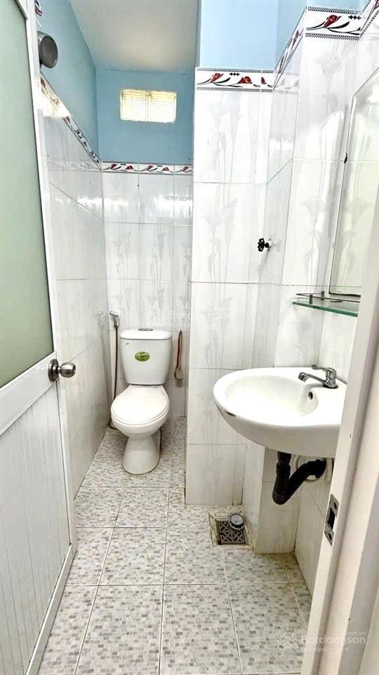 Nhà chính chủ bán tổng dt 64m2 gần chợ hạnh thông tây, giá bao rẻ 1,980 tỉ