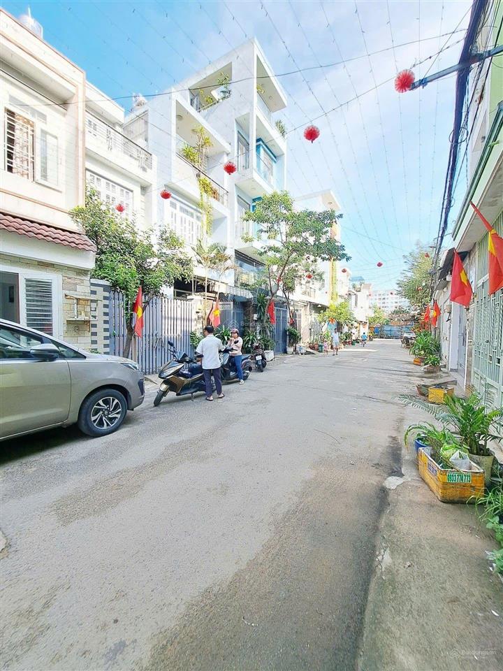 Nhà đường số 4 rộng thoáng mát bhh bình tân sát công viên gia phú