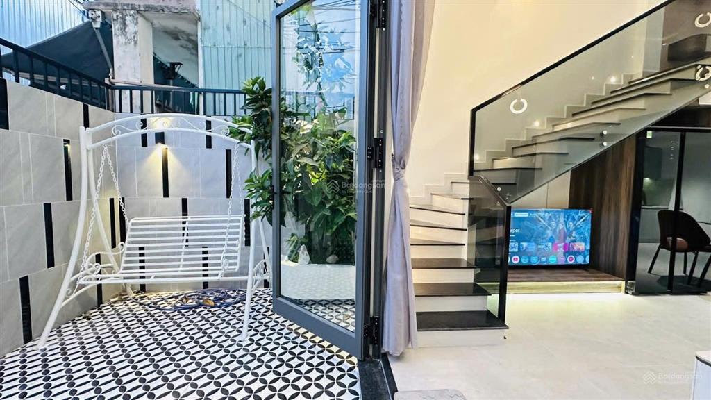 Nhà đẹp trung tâm giá chỉ 5 tỷ 550 tiện ích bao quanh sát đường chính