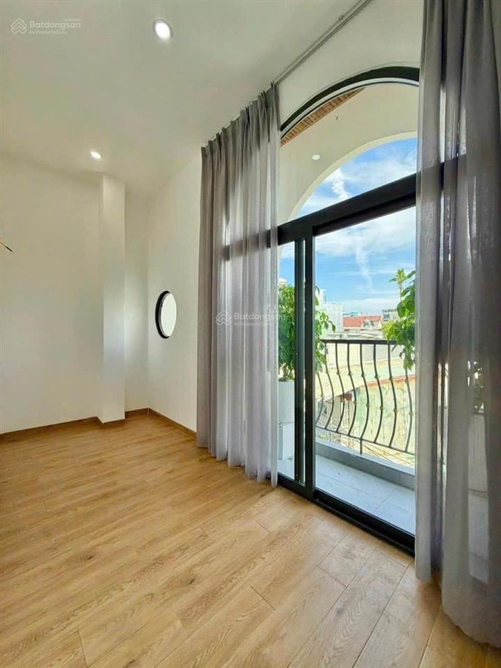 Nhà đẹp trung tâm giá chỉ 5 tỷ 550 tiện ích bao quanh sát đường chính