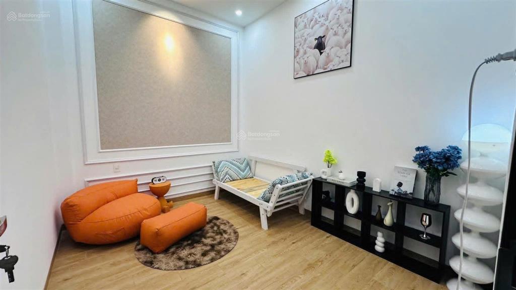Nhà đẹp trung tâm giá chỉ 5 tỷ 550 tiện ích bao quanh sát đường chính