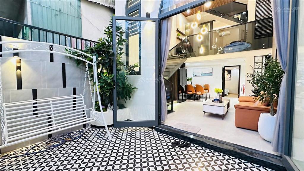 Nhà đẹp trung tâm giá chỉ 5 tỷ 550 tiện ích bao quanh sát đường chính