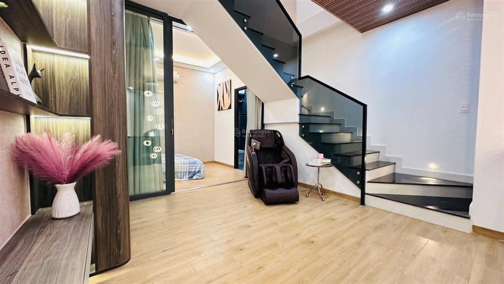 Nhà đẹp trung tâm giá chỉ 5 tỷ 550 tiện ích bao quanh sát đường chính