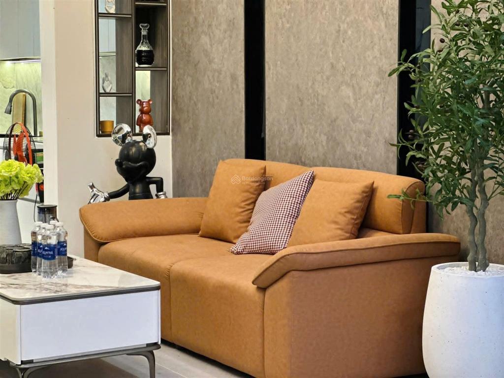 Nhà đẹp trung tâm giá chỉ 5 tỷ 550 tiện ích bao quanh sát đường chính