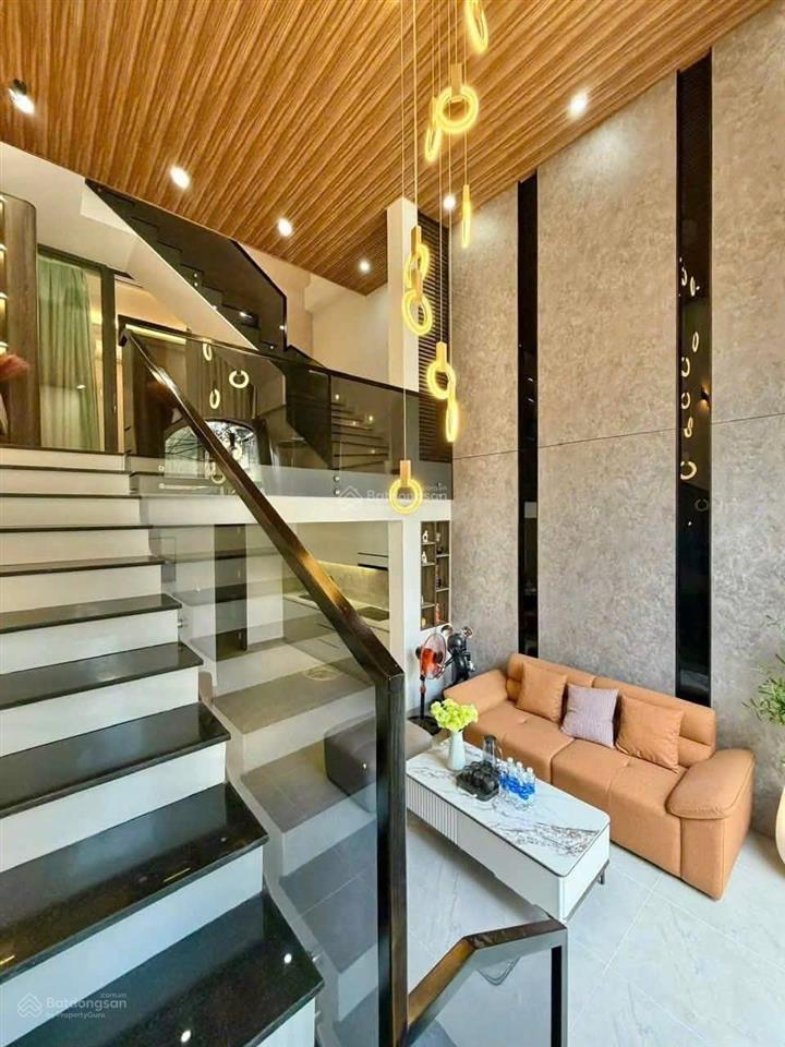 Nhà đẹp trung tâm giá chỉ 5 tỷ 550 tiện ích bao quanh sát đường chính
