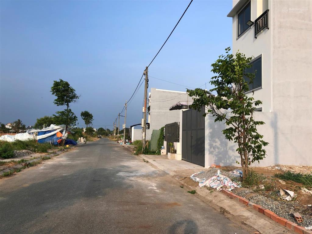 Nền 90m2 mặt tiền đường nhựa 6m, dt 826 vô 200m