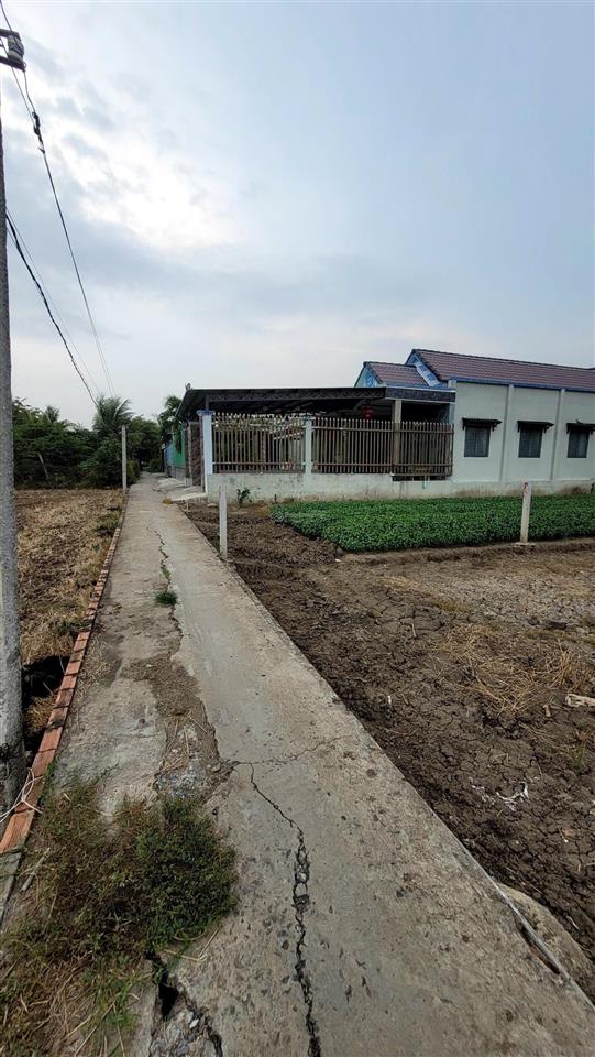 Chị chủ kẹt tiền bán gấp 200m2 đất lúa gần ngã tư xoài đôi