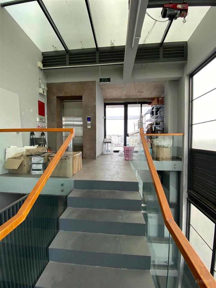 Cho thuê toà nhà cao tầng view sông  hầm, 7 lầu dtsd~1200m2