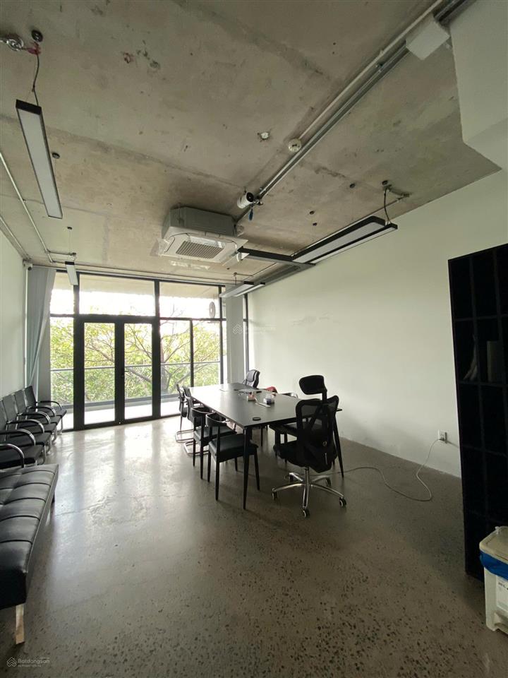 Cho thuê toà nhà cao tầng view sông  hầm, 7 lầu dtsd~1200m2