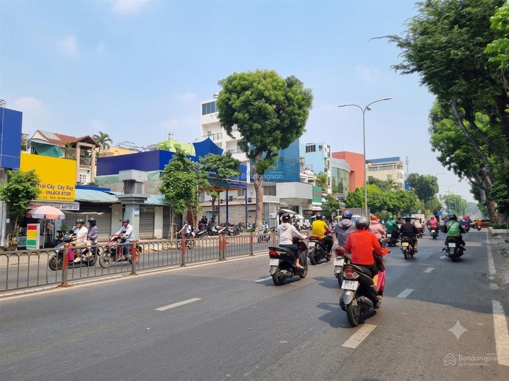 Cho thuê nhà góc 2 mặt tiền ba tháng hai quận 10  nhà trệt dtsd ~420m²
