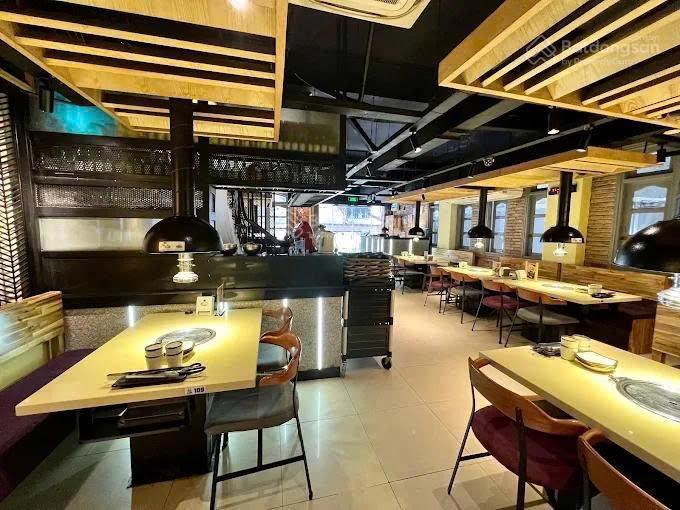 Mặt tiền dài 10m phan xích long, phú nhuận  nằm ở giữa khu kinh doanh sầm uất