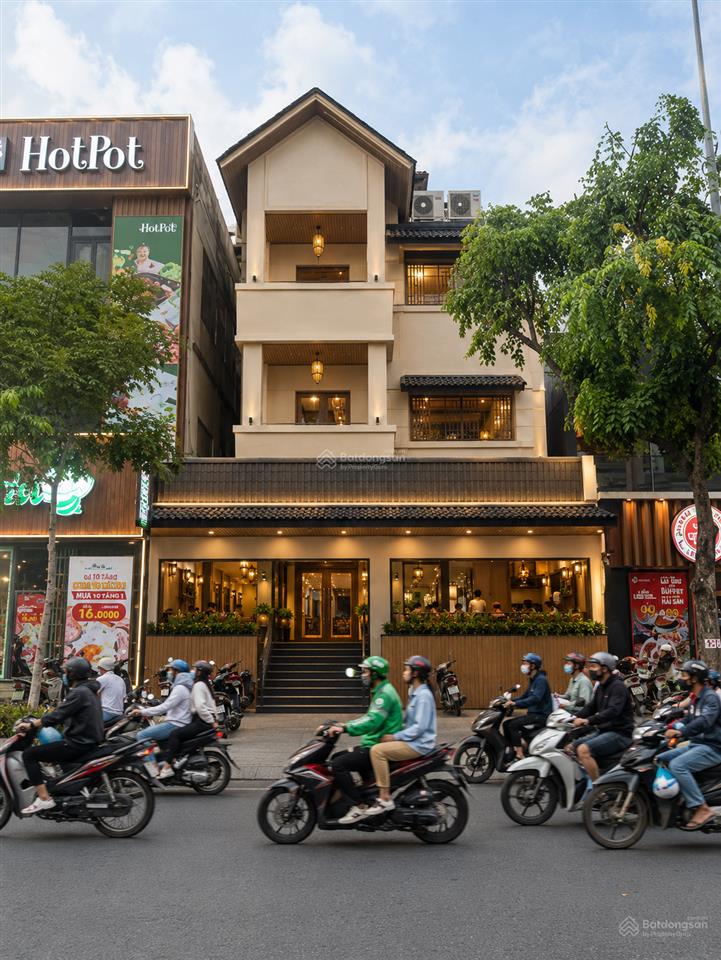 Mặt tiền dài 10m phan xích long, phú nhuận  nằm ở giữa khu kinh doanh sầm uất