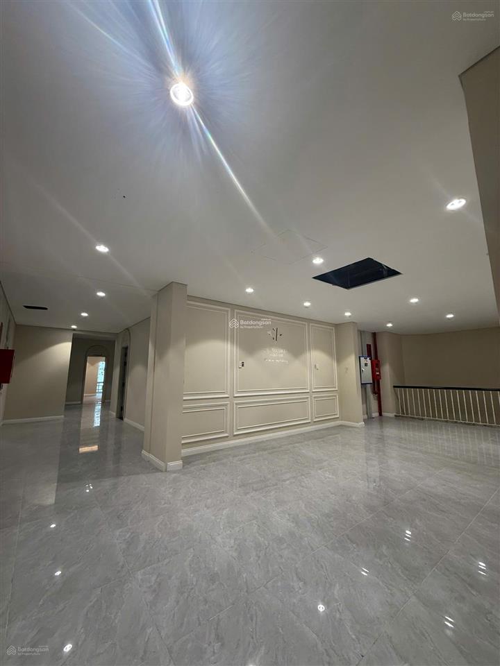Cho thuê tòa nhà sân vườn nam kì khởi nghĩa quận 3, trệt lầu dtsd 1500m2