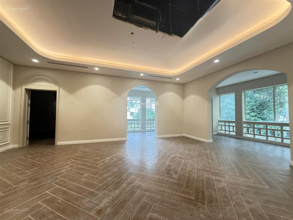 Cho thuê tòa nhà sân vườn nam kì khởi nghĩa quận 3, trệt lầu dtsd 1500m2