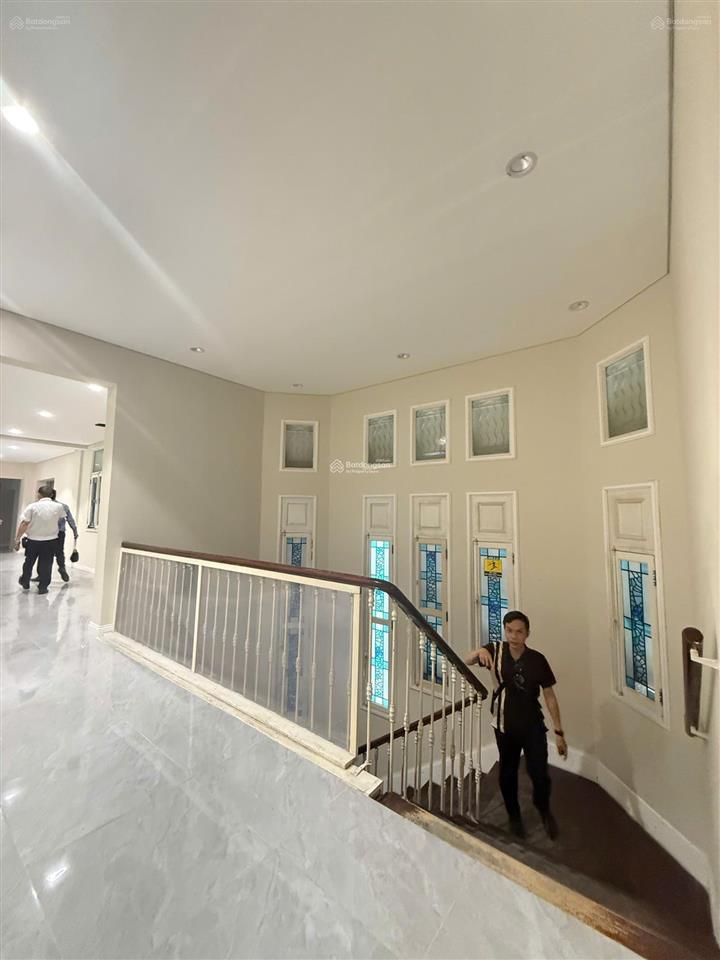 Cho thuê tòa nhà sân vườn nam kì khởi nghĩa quận 3, trệt lầu dtsd 1500m2