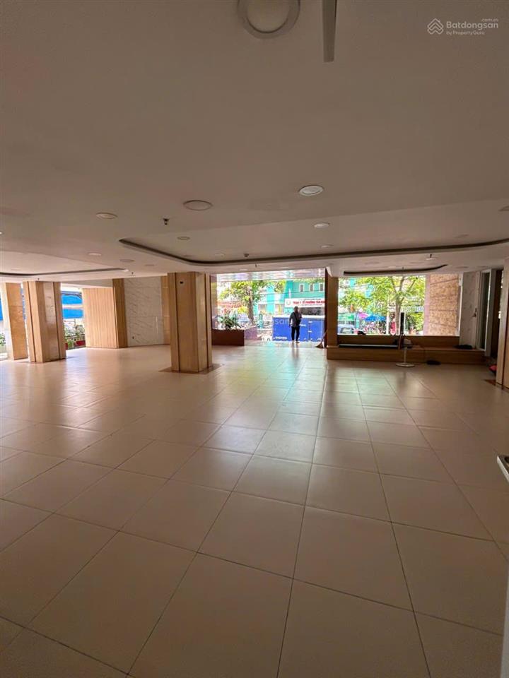 Cho thuê building 2 mặt tiền trần nhật duật, quận 1  dtsd ~3600m²