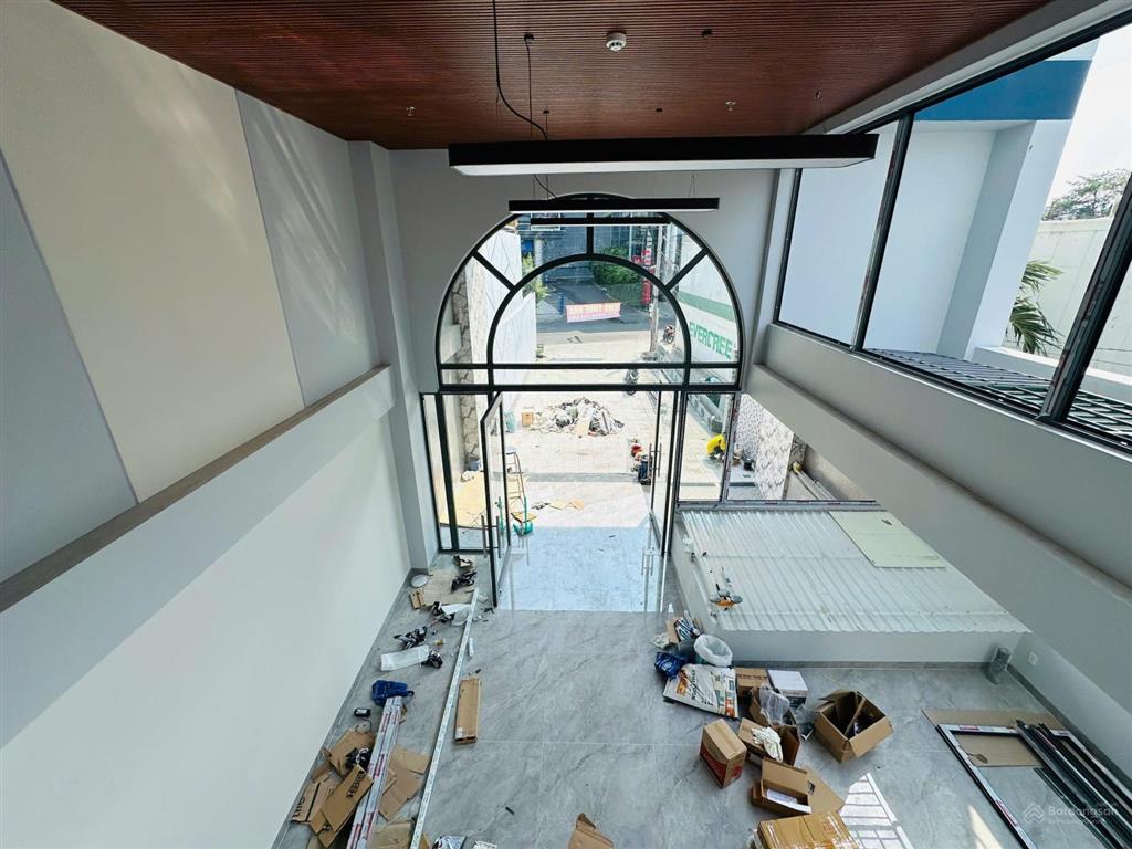 Cho thuê tòa nhà mặt tiền ung văn khiêm, bình thạnh. dtsd ~1.800m2, hầm 7 lầu