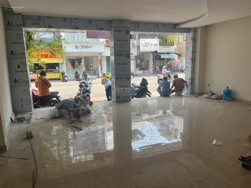 Tòa nhà mặt tiền dài 9 mét, 5 tầng võ văn tần quận 3