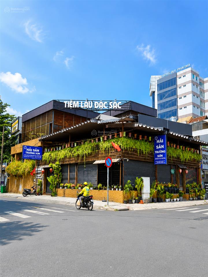 Cho thuê và sang nhượng mặt bằng góc kinh doanh trường sơn quận 10  trệt lầu dtsd 700m2