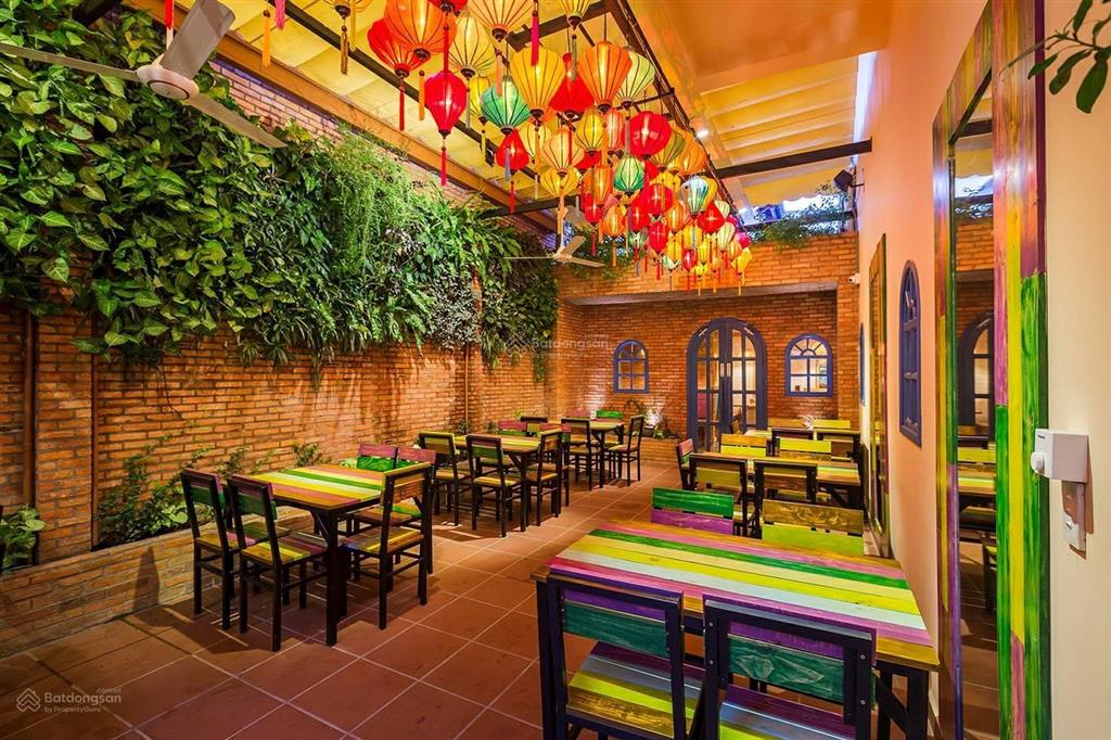 Cho thuê mặt bằng sân vườn 4500m2 mặt tiền phạm ngọc thạch, quận 3