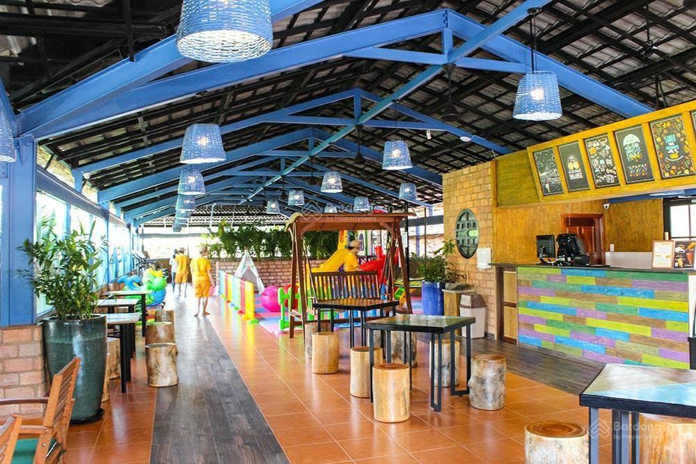 Cho thuê mặt bằng sân vườn 4500m2 mặt tiền phạm ngọc thạch, quận 3
