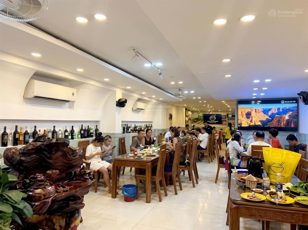 Cho thuê nhà mặt tiền bến thành quận 1, trệt 3 lầu. 300m2