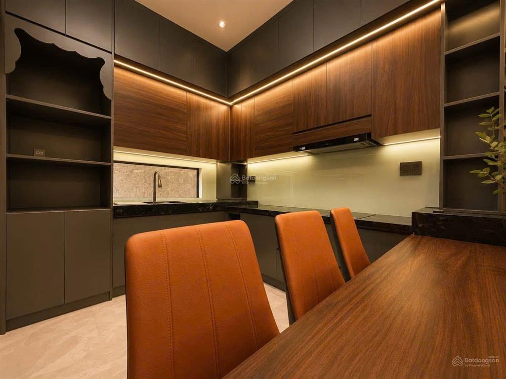 Cho thuê biệt thự mới khu f&b hoa lan phú nhuận, trệt 2 lầu áp mái, có sân  miễn trung gian