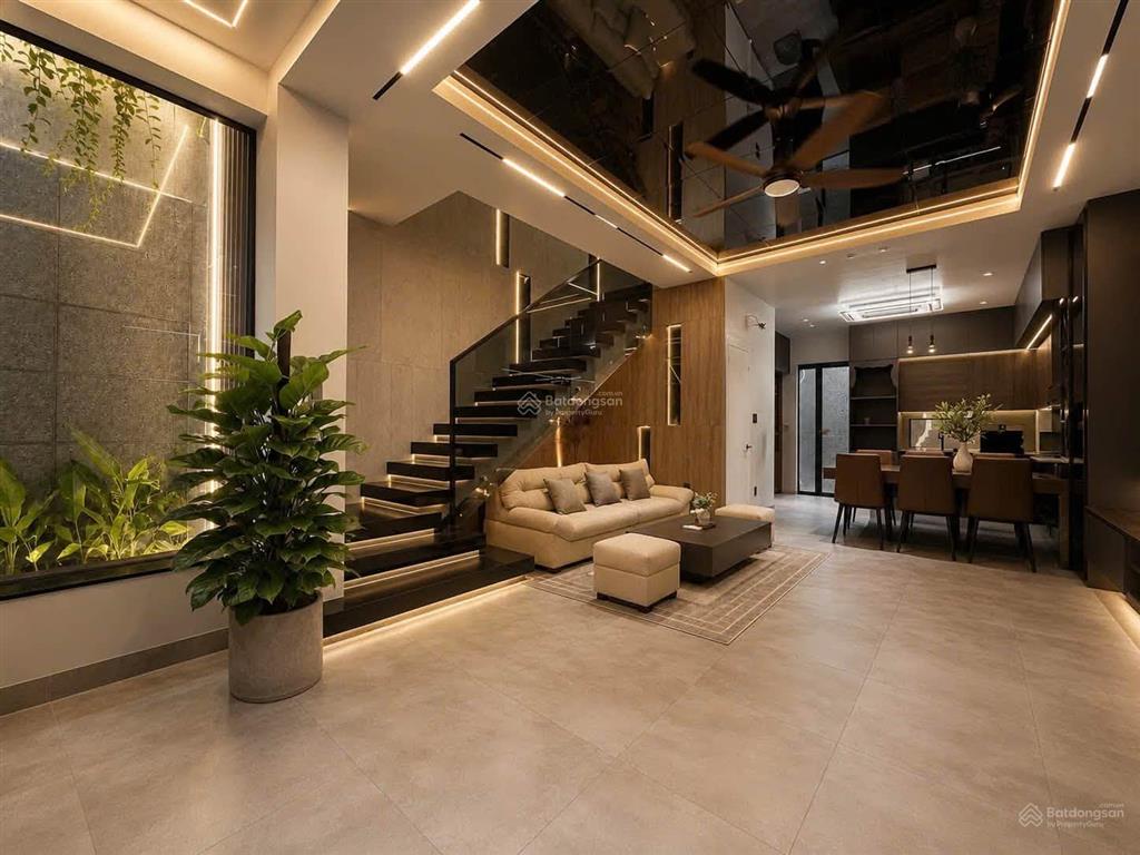 Cho thuê biệt thự mới khu f&b hoa lan phú nhuận, trệt 2 lầu áp mái, có sân  miễn trung gian