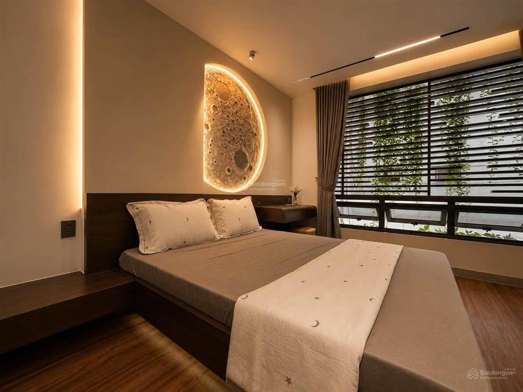 Cho thuê biệt thự mới khu f&b hoa lan phú nhuận, trệt 2 lầu áp mái, có sân  miễn trung gian