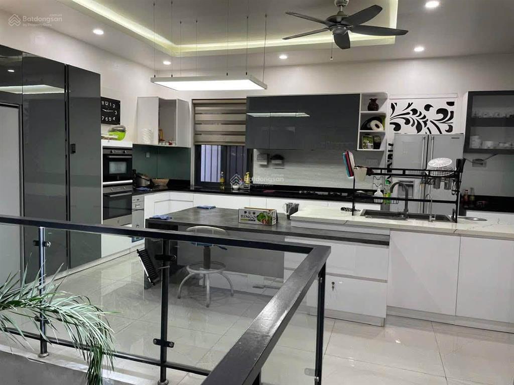 Biệt thự ngay sân bay  phù hợp lưu trú, kinh doanh f&b, trệt 2 lầu 5pn 6wc, dtsd 950m2