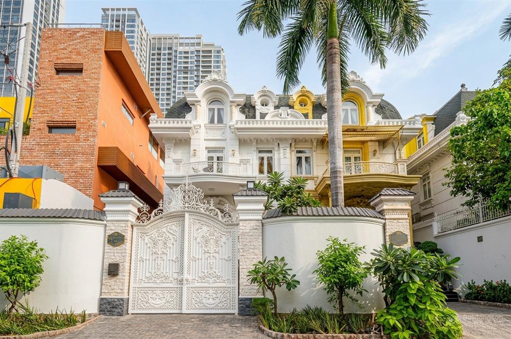 Biệt thự khu luxury thảo điền quận 2  hầm 3 lầu full nt