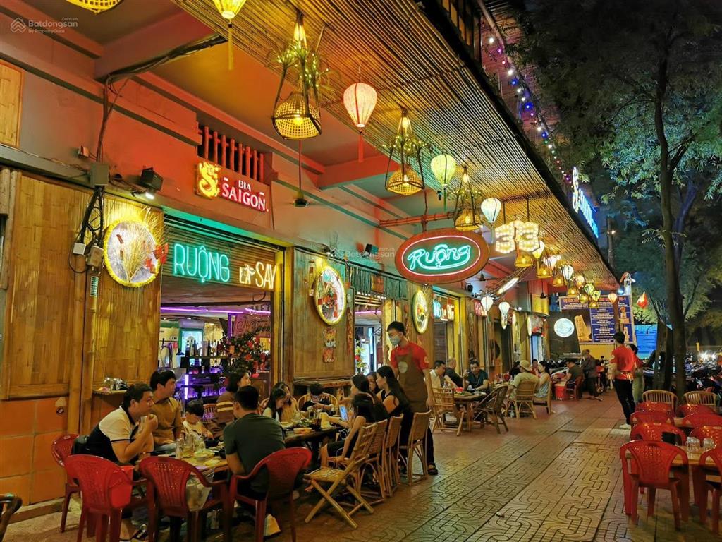 Cho thuê tòa nhà mặt tiền lớn ngay dinh độc lập quận 3, ngang 25m trệt 3 lầu