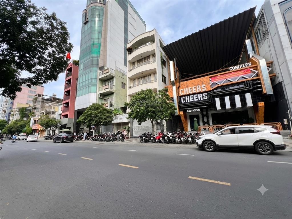 Nhà mặt tiền nguyễn trãi gần vòng xoay phù đổng, trệt 3 lầu dtsd khủng ~2000m2