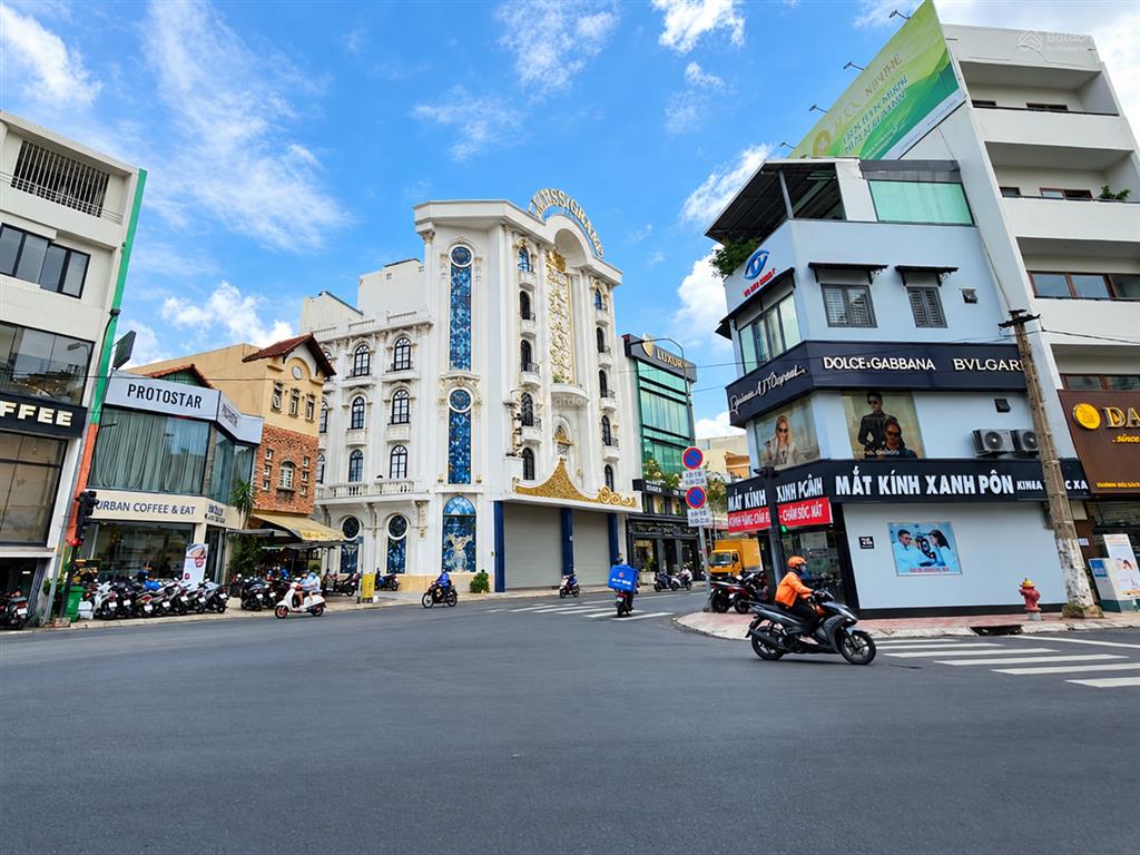 Cho thuê nhà góc mặt tiền út tịch tân bình, 6 tầng 22 phòng, dtsd ~1800m2
