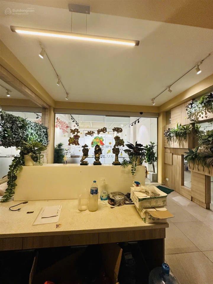 Cho thuê tòa nhà giá cực tốt chỉ 80tr mặt tiền phan đăng lưu, phú nhuận  4 tầng, mặt tiền dài 12m