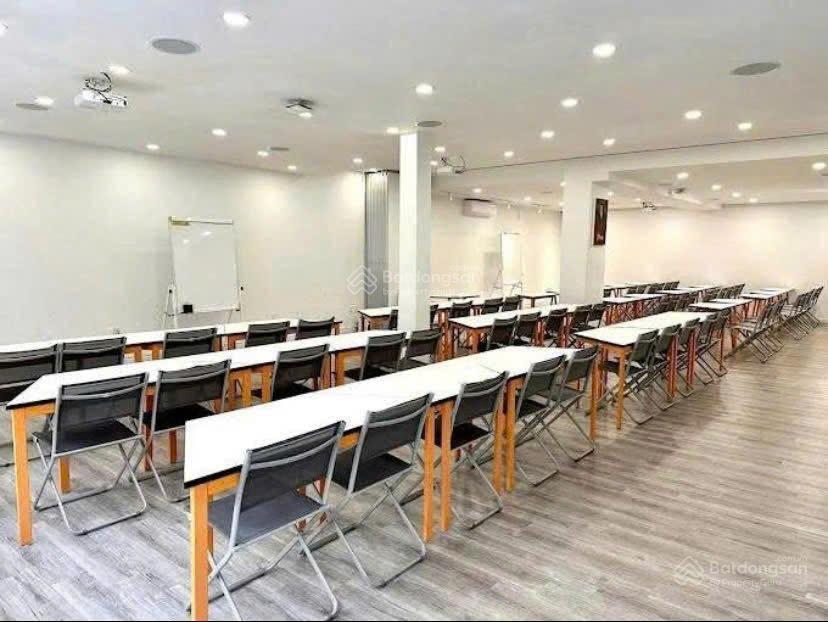 Nhà mặt tiền đẹp ngay khu hàm nghi quận 1  trệt 2 lầu dtsd ~450m2