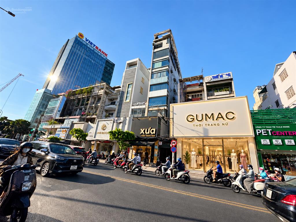 Cho thuê nhà góc 2 mặt tiền cách mạng tháng 8 quận 3. trệt 2 lầu dtsd 400m2