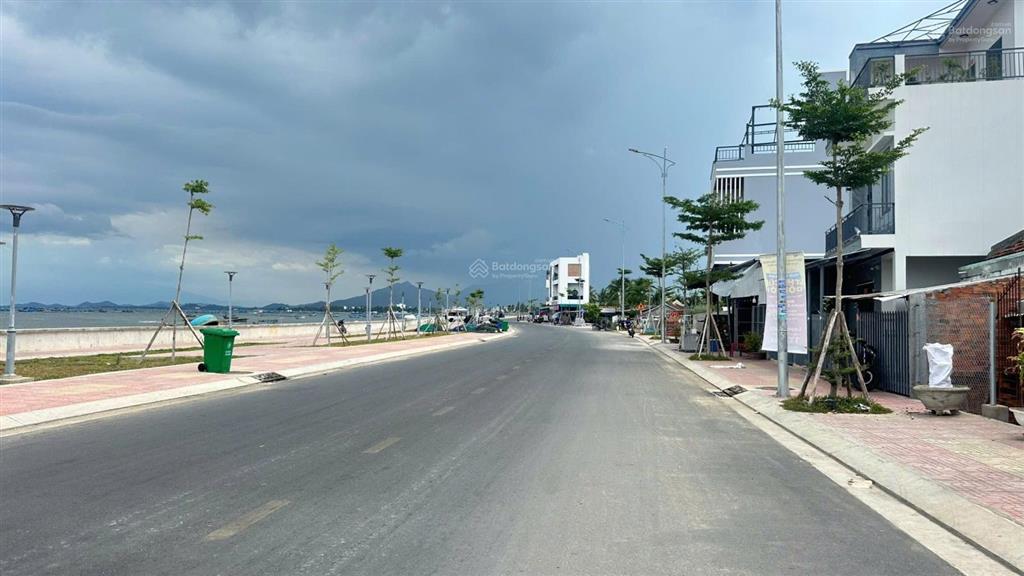 Mặt biển vạn thắng, kkt vân phong full thổ cư giá đầu tư. hướng đông nam, đường nhựa 26m