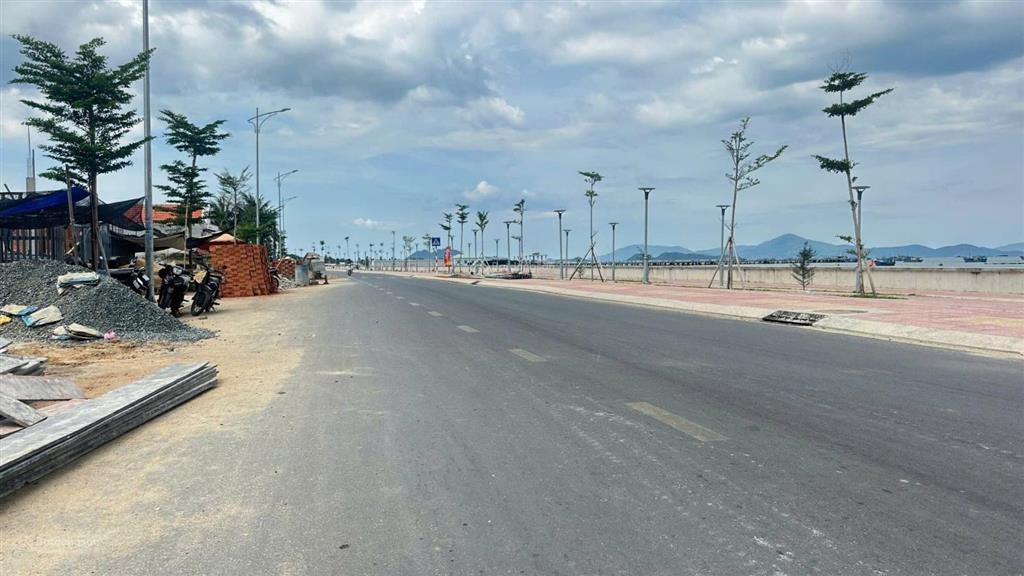 Mặt biển vạn thắng, kkt vân phong full thổ cư giá đầu tư. hướng đông nam, đường nhựa 26m