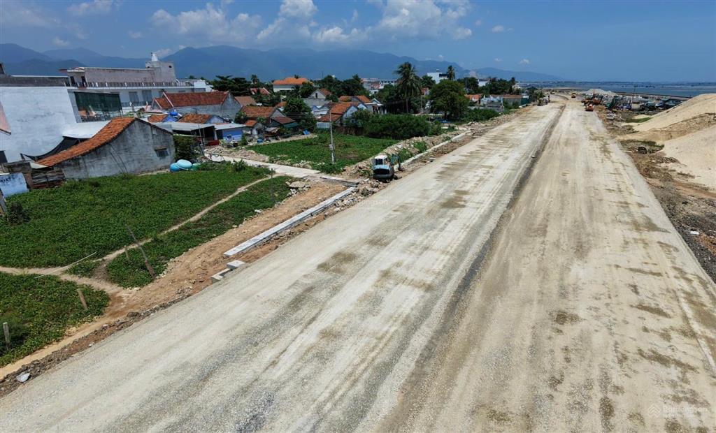 Lô góc biển tân đức đông, đón sóng kkt vân phong, full thổ cư