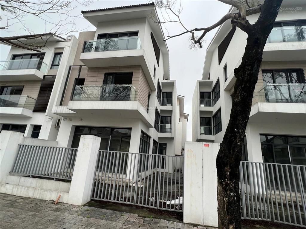 Cần tiền bán gấp căn biệt thự song lập dãy b06 nằm giữa trung tâm khu an vượng.  0942 899 ***