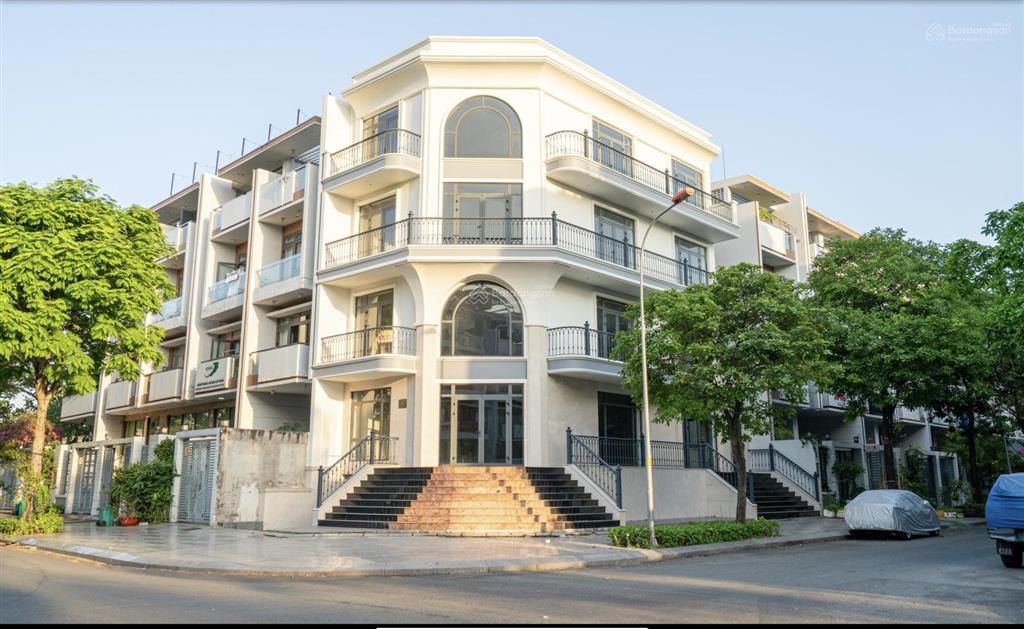 Bán nhà phố góc 2 mặt tiền  đối diện công viên , hồ bơi