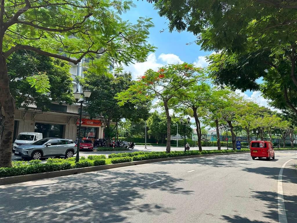 Bán shophouse 6 tầng  có sẵn hợp đồng thuê trà sữa phúc long trục đường 35m2