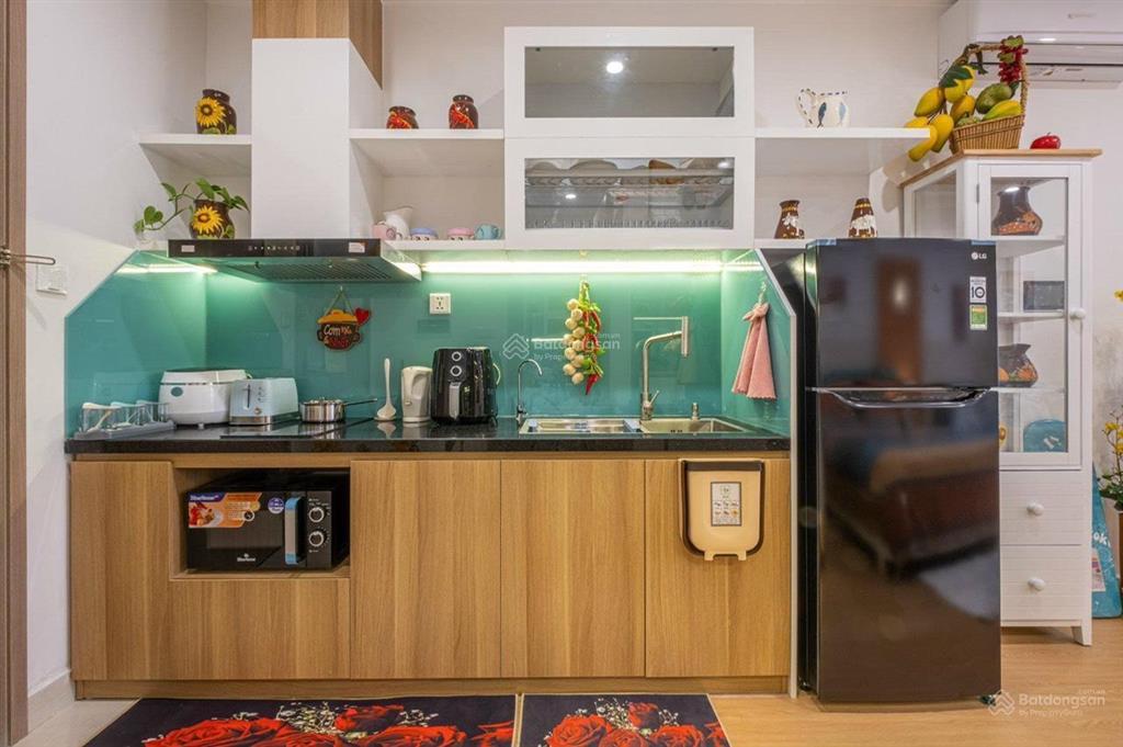 Chính chủ cần bán gấp căn studio view trực diện bể bơi hướng mát tặng đồ giá 1tỷ500tr tại vinhomes
