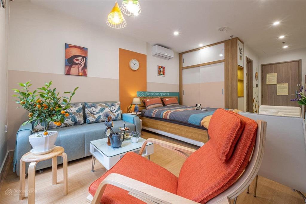 Chính chủ cần bán gấp căn studio view trực diện bể bơi hướng mát tặng đồ giá 1tỷ500tr tại vinhomes