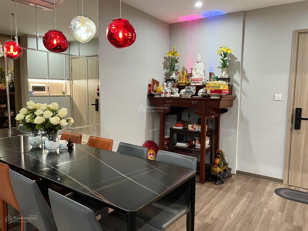 Chị gái em cần bán căn 3pn2vs full nội thất đối diện view bể bơi giá chỉ 3 tỷ400tr tại vinhomes